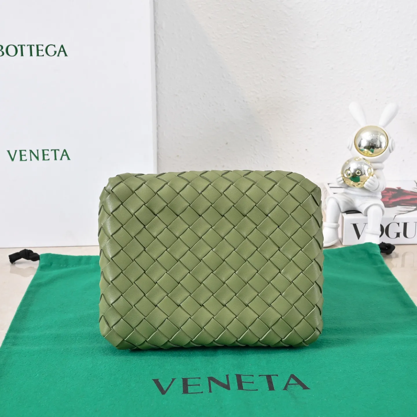 Batch 1760 BV home is new! Andiamo combines Bottega Veneta archives parachute handbags to inherit retro elements and integrate modern trends. The same style as Shu Qi's Beijing Night. It is a continuation of the classic bag. It has three functions: hand carry, shoulder and cross-body. It is embellished with metal brass knot buckles. The capacity of the small one is amazing. It can easily hold sunglasses in a box/small bottle of water/powder powder/charger and other daily necessities when going out. The upper body is versatile. Style number: 6569 Size: 21*17*16.5cm